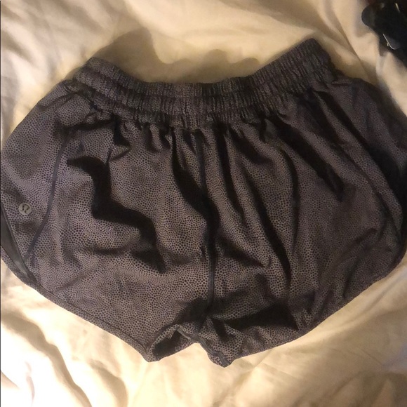 Lululemon Hotty Hot II Short in Dusky Lavender Dot - Picture 3 of 5